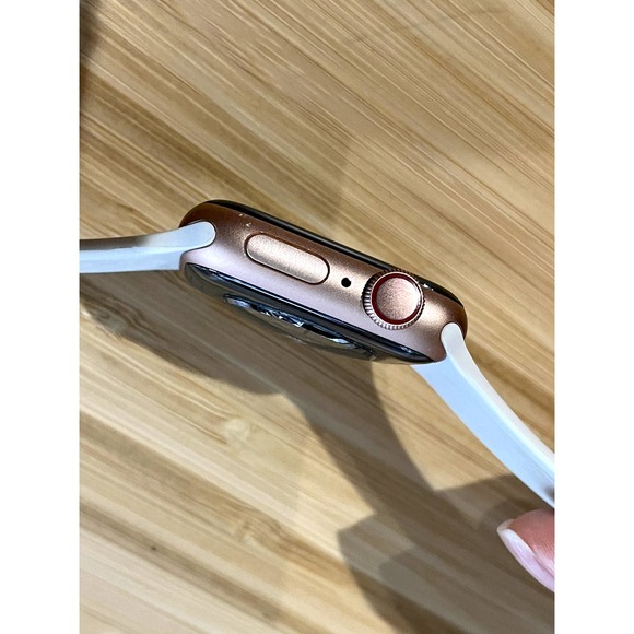 Apple Watch Gold Series 4 40mm GPS + Cell + 3 Bands + Charging Accessories - Picture 9 of 10